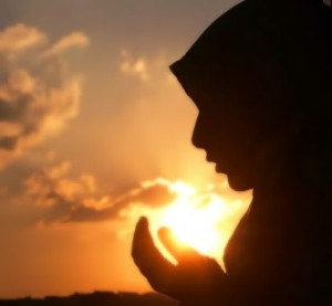 Image result for wanita berdoa